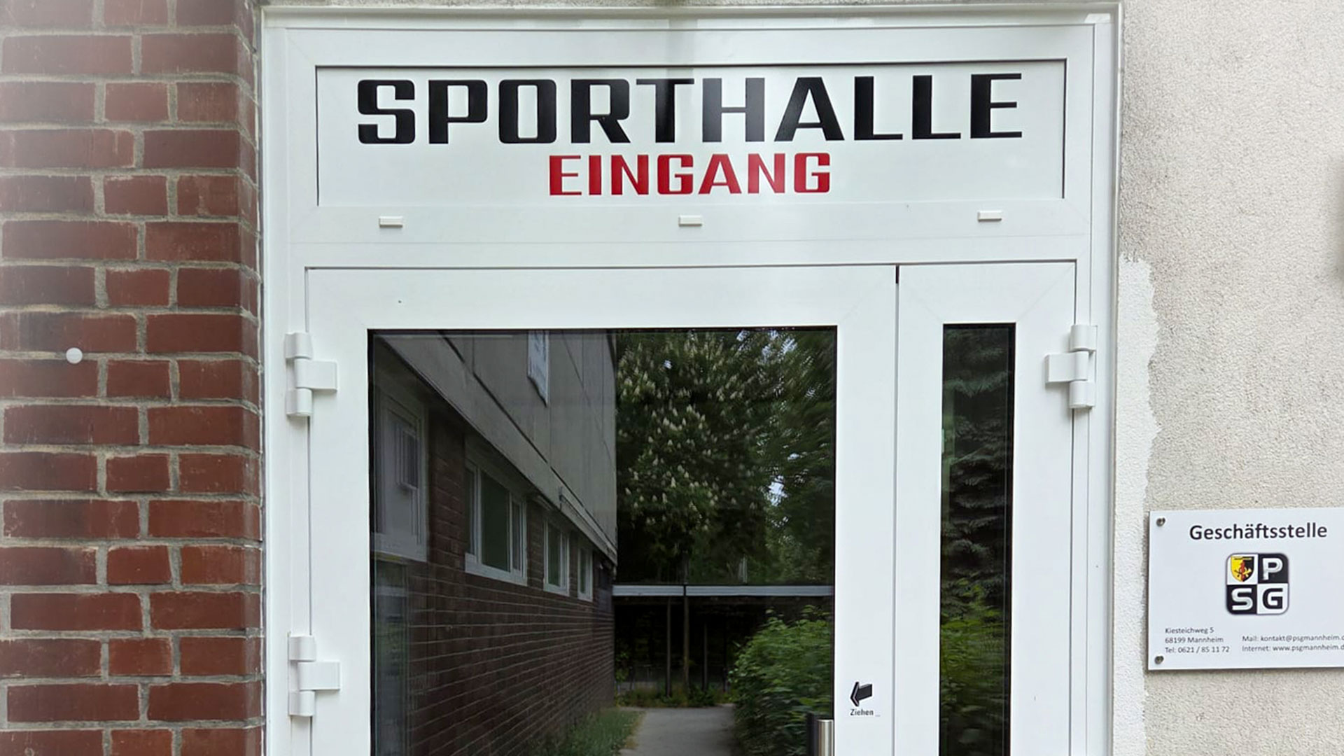 Die „Post“ wird immer schöner: Erneuerung der Eingangstüren abgeschlossen